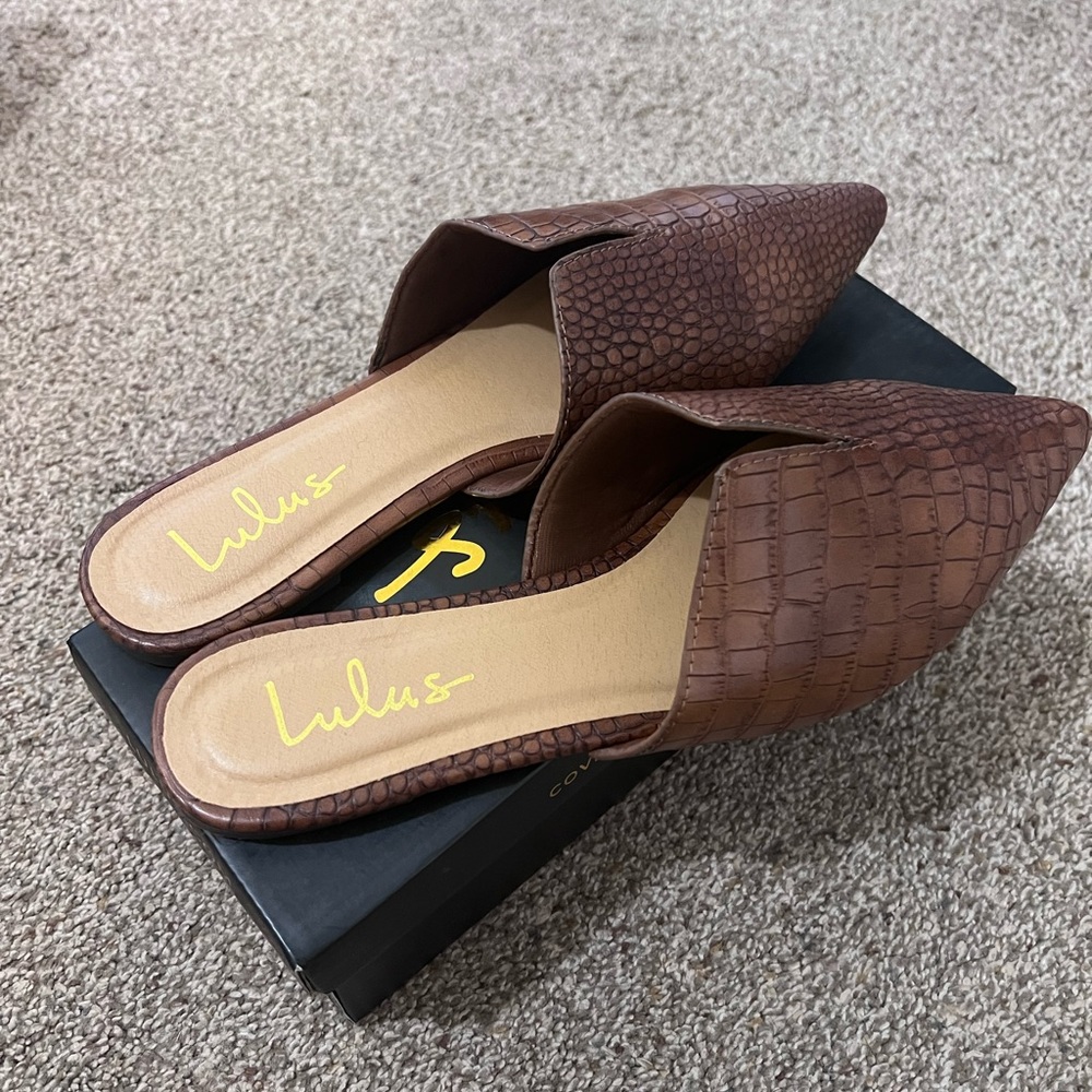 Jaelyn Brown Crocodile Embossed Pointed-Toe Slides🐊